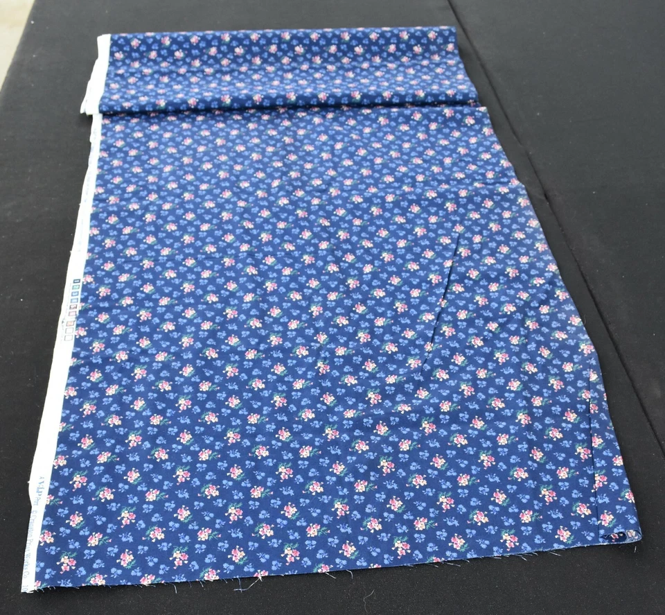 Tela de algodón VIP Cranston Print Works azul marino con flores púrpuras 44" x 2 yardas 16" Foto 3 de 4
