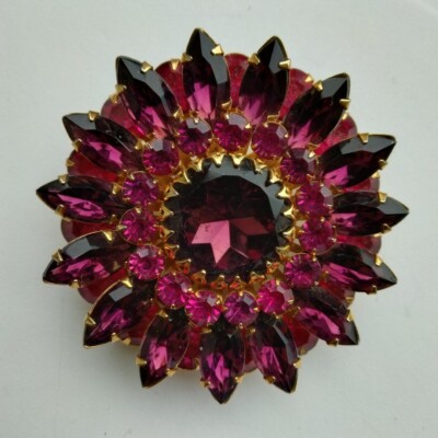 Vintage JUDY LEE PURPLE & RASPBERRY COLOR RHINESTONE RAISED BROOCH 