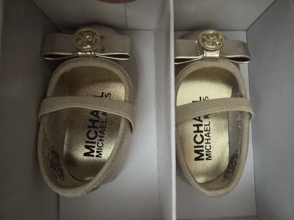 Botines de bebé Michael Kors dorados talla uno Foto 2 de 4