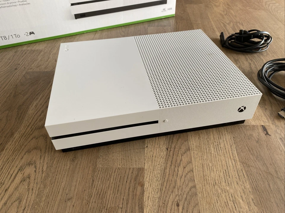 Microsoft Xbox One S, Foto 1 von 5