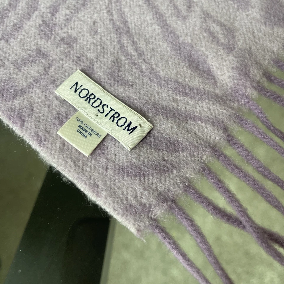 Xale Nordstrom cashmere franja cachecol envoltório 19” x 80” lavanda bastante luxo - Imagem 2 de 4
