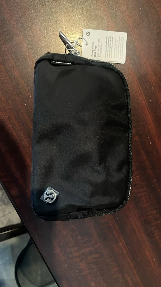 NUEVO CON ETIQUETAS-Bolso Cinturón Lululemon Everywhere 1L - Color Negro - Paquete Bandolera Cintura Foto 2 de 4