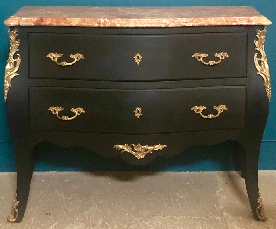 Commode style Louis XV galbée noir mat et ornement bronze doré années 50 - Photo 3/4