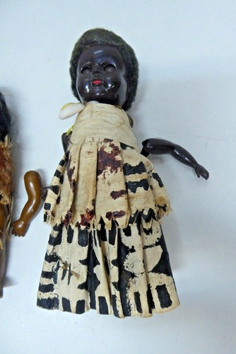 3 VINTAGE HARD PLASTIC PACIFIC ISLAND DOLLS TAPA CLOTH MAORI FEATHER CLOAK MOKO - Picture 4 of 6
