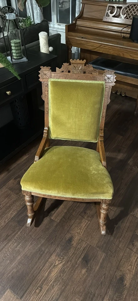 Mecedora Eastlake de madera antigua con cojín verde Foto 2 de 4