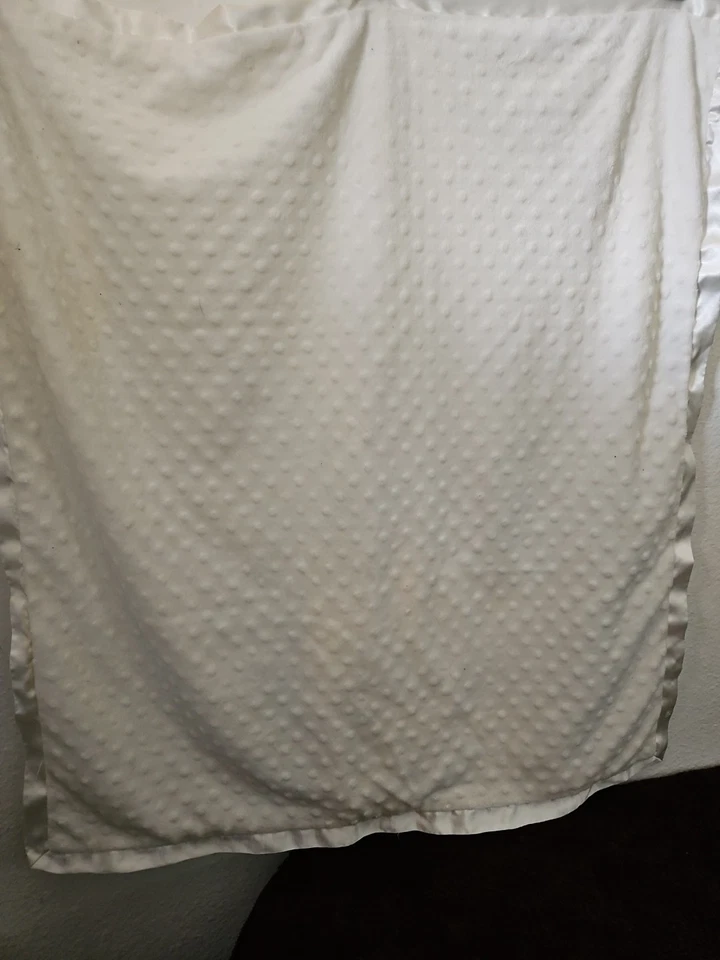 Manta de bebé CoCaLo blanca lisa Minky Dots con baches satén borde trasero Foto 3 de 4