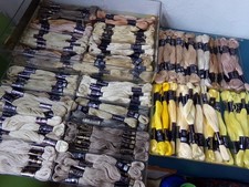 254-tlg. Konvolut MEZ Stickgarn Sticktwist Nr. 25 in Plastikbox  Top-Zustand