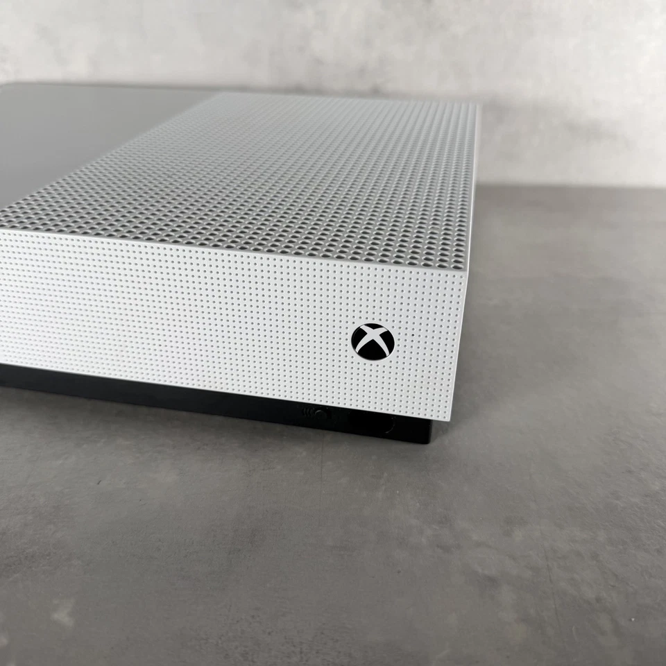 Microsoft Xbox One S All-Digital Edition, foto 4 di 5