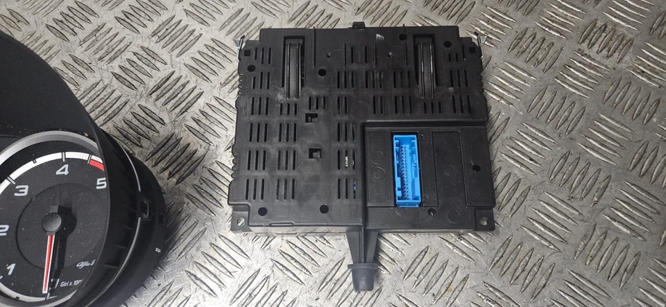 Alfa Romeo Mito 2013 1.3 diesel ignition barrel key transponder engine ecu kit - image 3 of 4