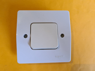 Interrupteur Simple Allumage Legrand Neptune 2 Blanc – Modèle 80500, Unité, état Occasion
