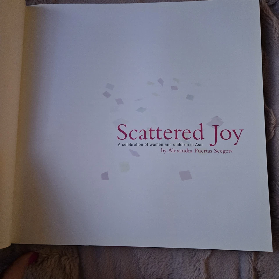 INSCRITO Alegría Dispersa Una celebración de mujeres/niños en Asia 2006 Seegers Foto 3 de 4