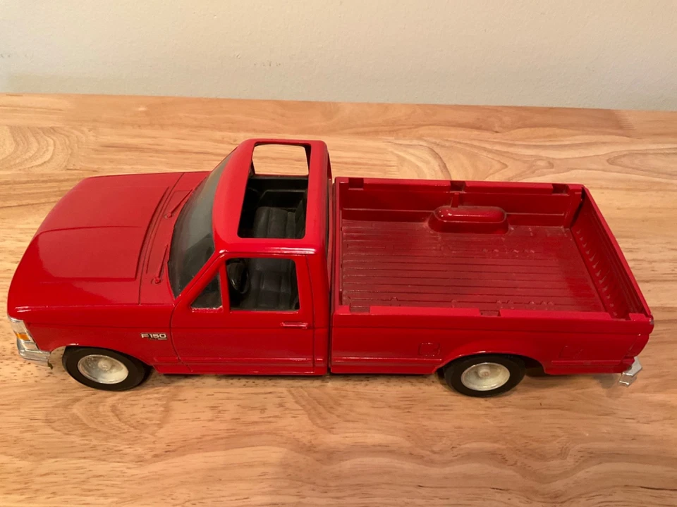 ERTL Ford F 150  1/16  Pickup Truck Red, Sunroof, tailgate, hitch Good Condition - Image 2 of 4