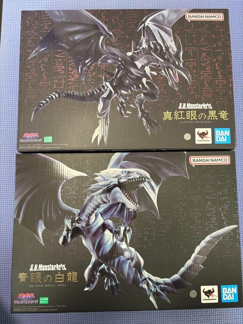 S.H.MonsterArts Blue Eyes White Dragon and Red-Eyes Black Dragon 2-Pack Bandai Japan