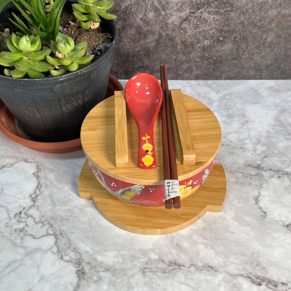 Grúa coronada roja estilo cerámica japonesa arroz fideos ramen cuenco con bambú Foto 2 de 4