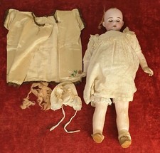 DOLL WITH PORCELAIN HEAD. COMPOSITION BODY. GERMANY. XIX CENTURY.