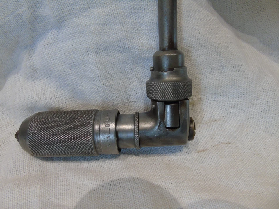 ancien vilebrequin à cliquet et un jeu de forets à bois ancien. Très bel état - Photo 2/4