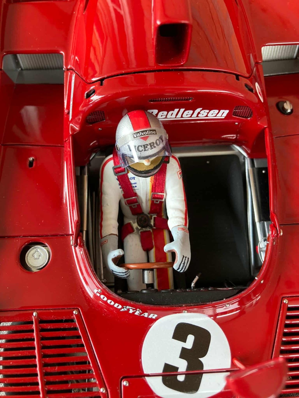 Figurine pilote 1/18 non peint Vroom pour personnaliser vos circuits Alfa Romeo