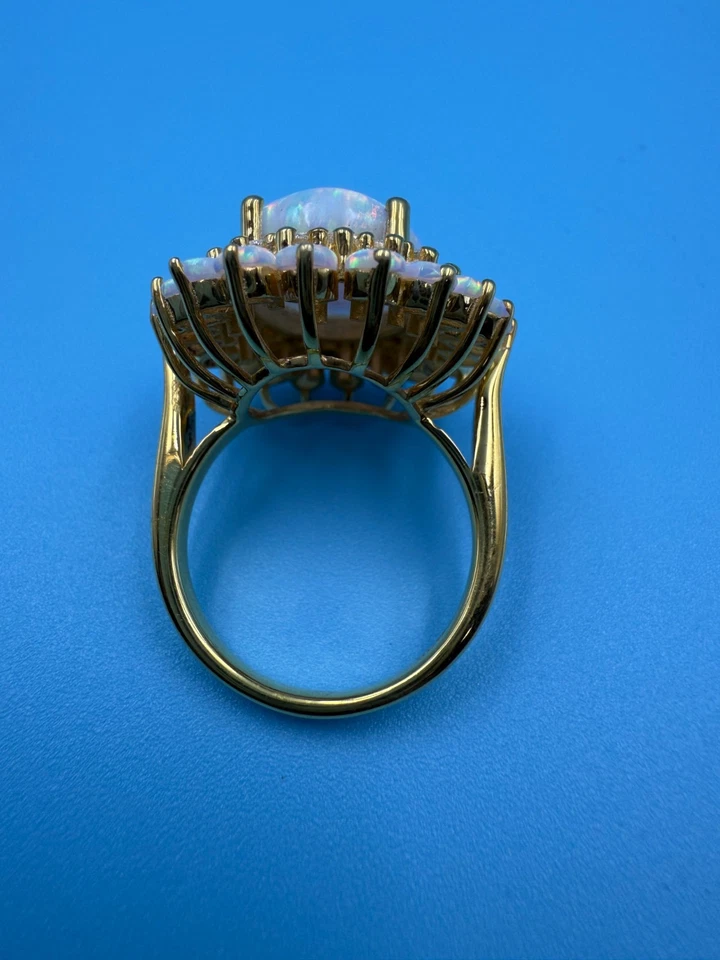 Anillo de compromiso con racimo de ópalo de fuego genuino corte ovalado de 3,20 quilates enchapado en oro amarillo de 14 quilates Foto 2 de 4