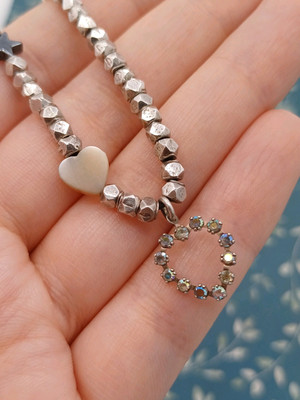 GAS Bijoux schönes silberfarbenes Armband mit Perlen detailliert verstellbar