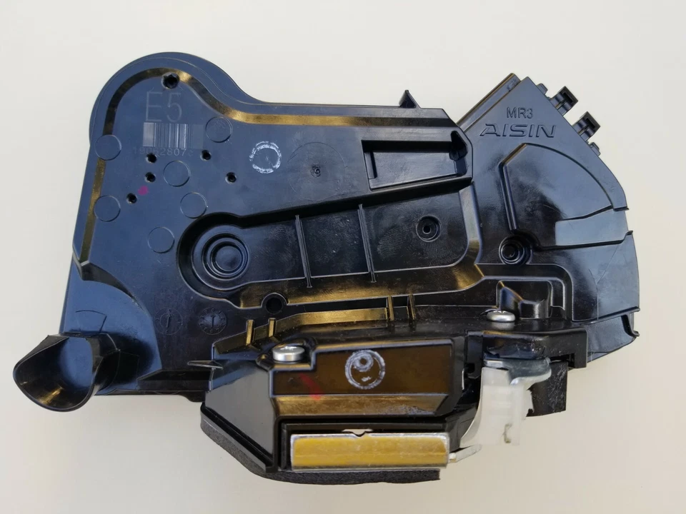 LIFE WARRANTY 19 to 25 Genuine Lexus ES300H ES350 door lock actuator RIGHT FRONT - Image 3 of 4