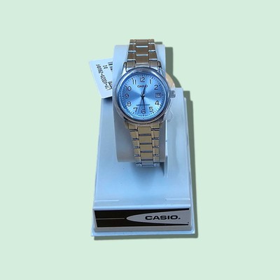 Casio LTP-V002D-2B Standard-Damenuhr aus Edelstahl mit hellblauem Zifferblatt