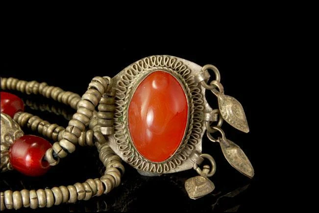 COLAR ANTIGO TIBETANO CORNALINA CABOCHÃO CONTAS VERMELHAS VIDRO TOM PRATA A28938 - Imagem 2 de 4