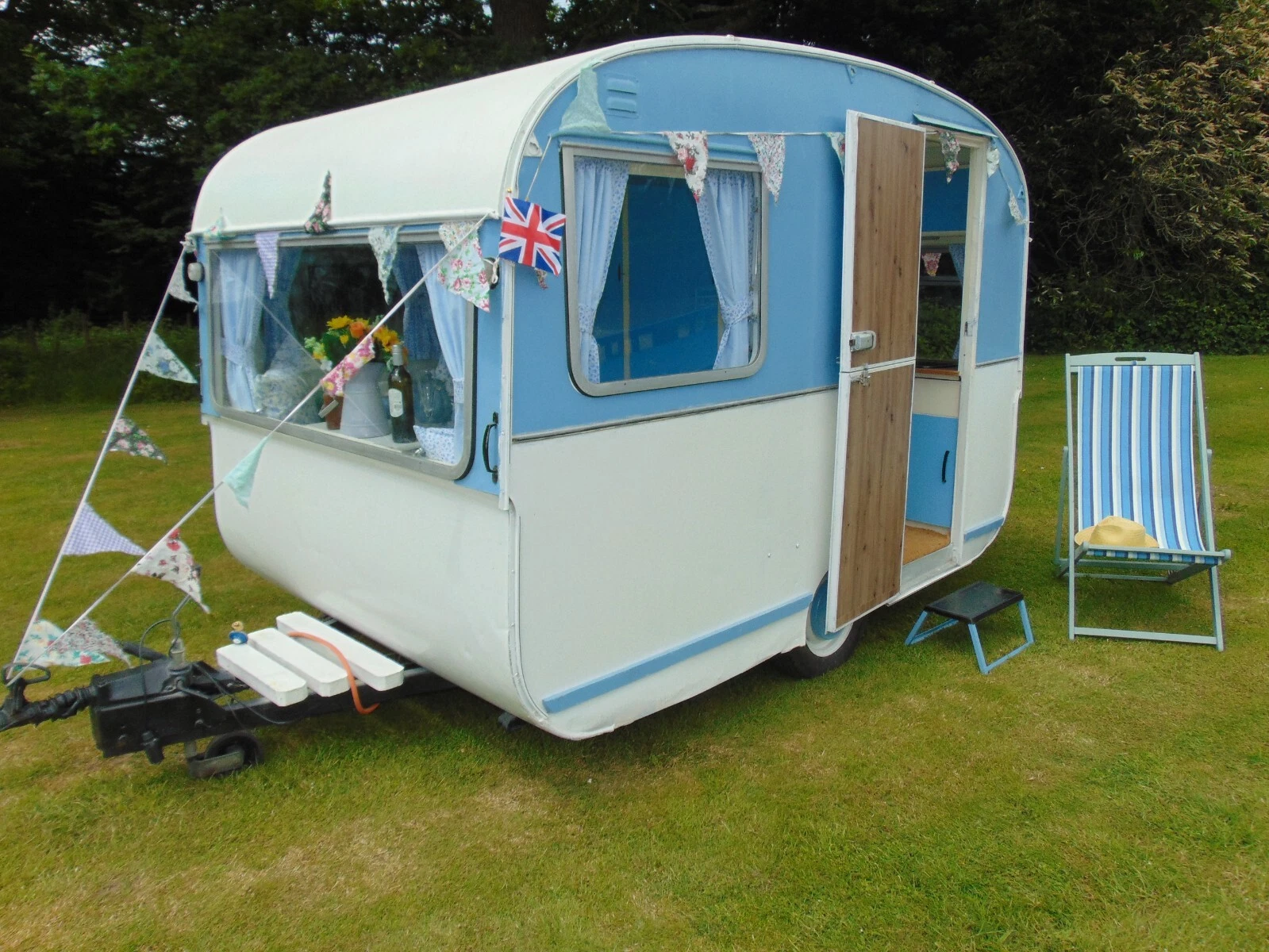 VINTAGE ,CLASSIC CARAVAN OUR 1968  BETSY IS ON THE MOVE TO NEW PASTURES - Picture 1 of 14