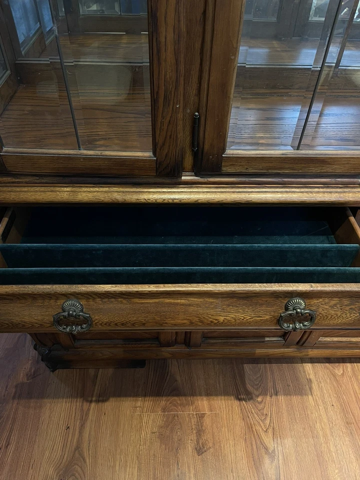 Muebles finos AICO de Michael Amini - Gabinete chino roble real con luces Foto 4 de 4