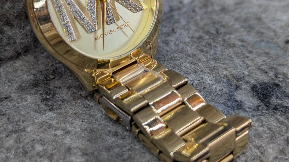 Reloj Michael Kors Slim Runway Cristales Brillo Dorado MK Logo Dial Acero Inoxidable Foto 4 de 4