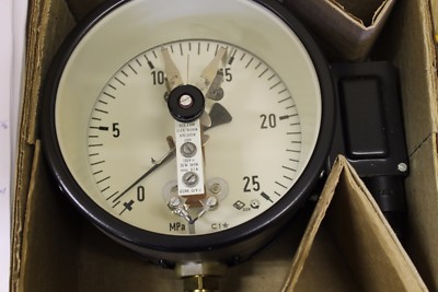 DDR Kontaktmanometer zwei Kontakte 0-25 MPa (~0-250bar) M20x1,5 160mm #LB02