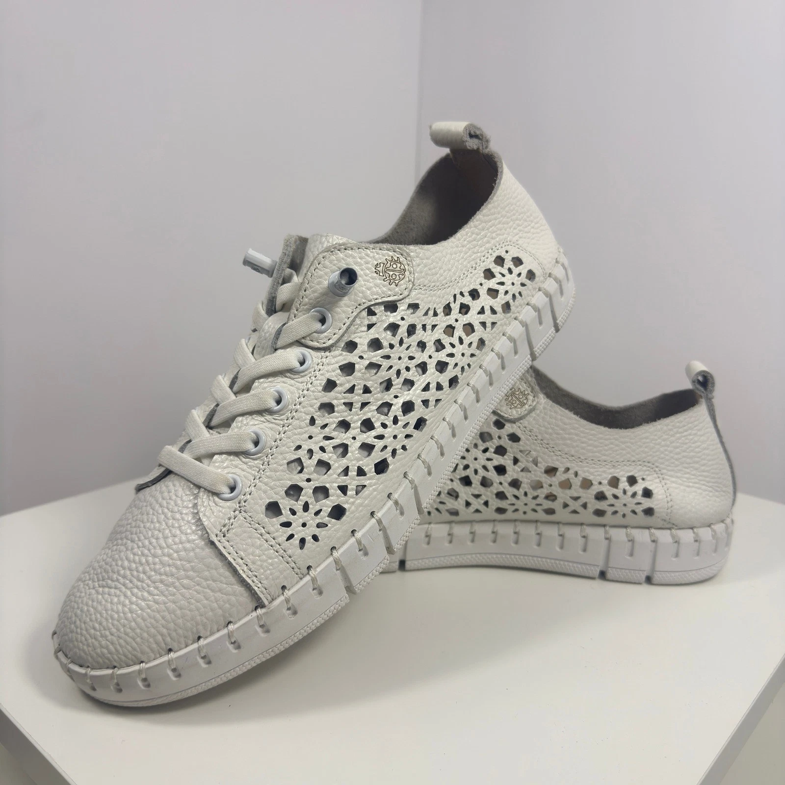 Yokono Flow 002 Sneakers Womens 8.5 US 39 EU White Leather Perforated Shoes