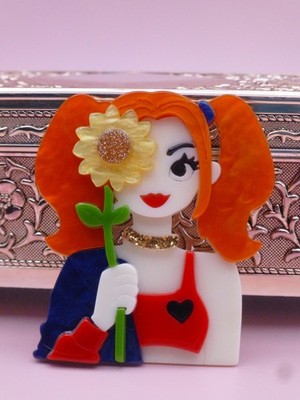 Vintage moderne BROSCHE Handarbeit hübsche Sonnenblume Rothaariges Mädchen Acryl Bakelit Re