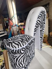 poltrona a forma di scarpa con tacco in pelle  bianco zebrato