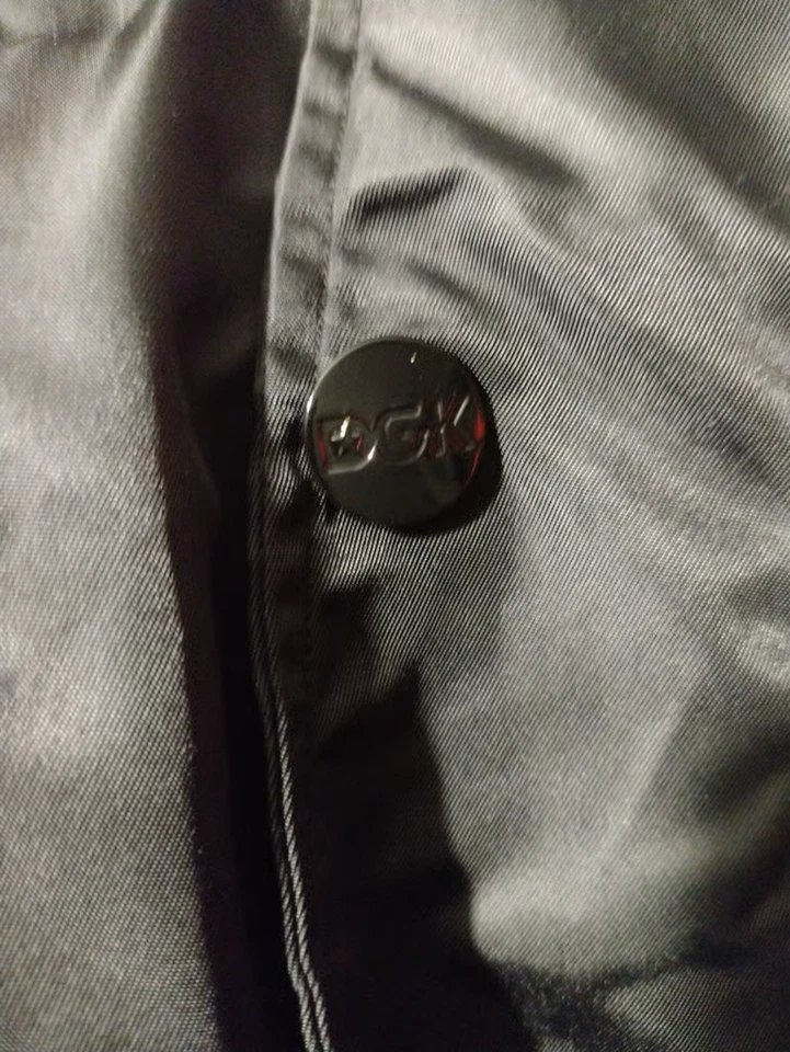 Chaqueta Universitaria DGK Pray for Me Talla Mediana Rara Negra y Roja Logo Bordado Foto 2 de 4