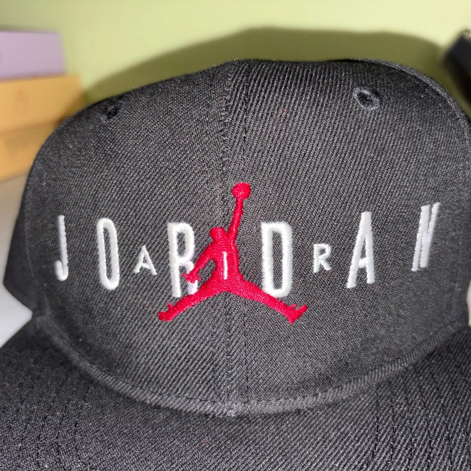 Gorra Air Jordan Juvenil Bordada Rojo Logo Jumpman Snap Back Gorra Rígida Usada en Excelente Condición Foto 2 de 4