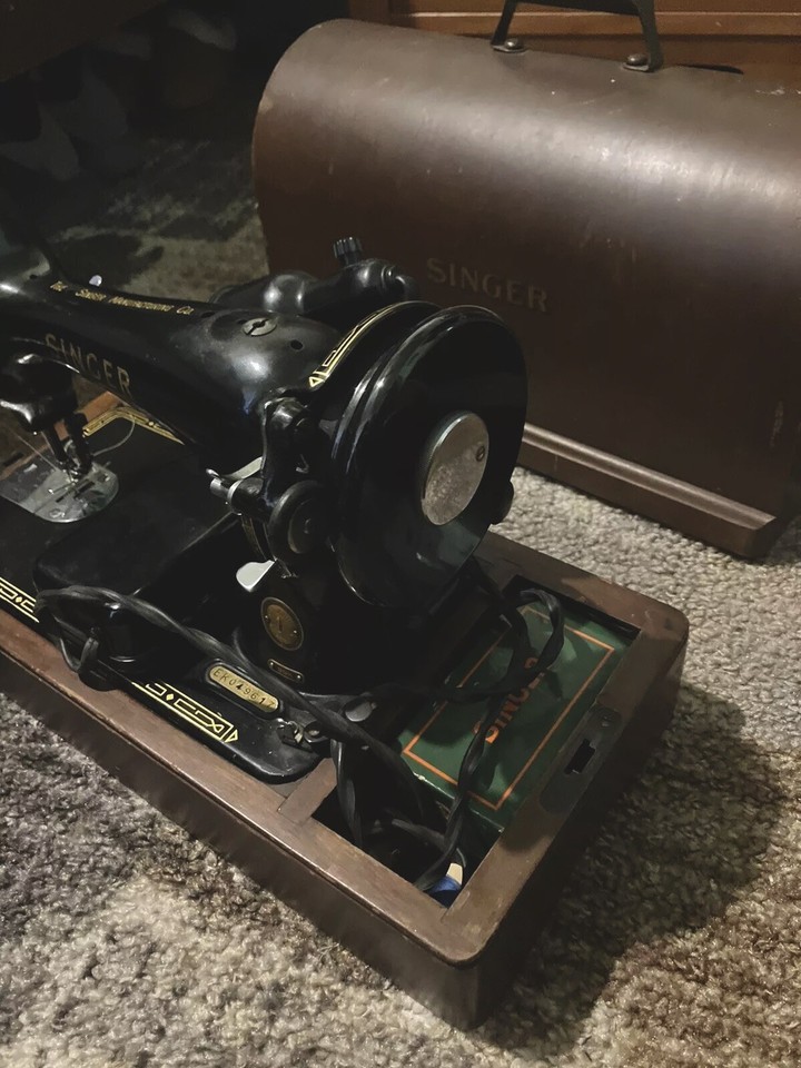 Vintage Singer Sewing Machine 99? Bentwood Wood Case With Key And Knee