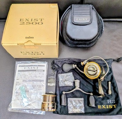 Daiwa 05 Exist 2500 Spinnrolle mit RCS Knopfspule Extras gebraucht