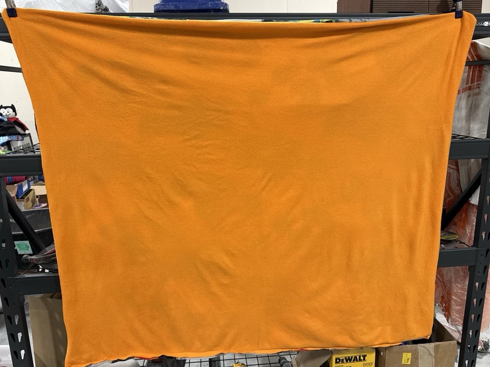 Cobertor de lã feito à mão Monster Trucks laranja e cinza 5x4,5’ reversível - Imagem 4 de 4