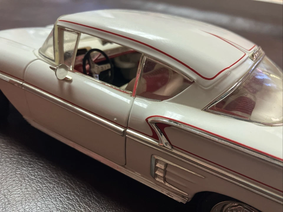 Chevrolet Impala 1958 Ertl American Graffiti 1/18 blanco/rojo Foto 4 de 4