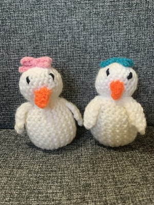 2 x kleine Enten weiße Schleifen Mitte ist ein Kinder Ei Kunststoff Mitte 4''
