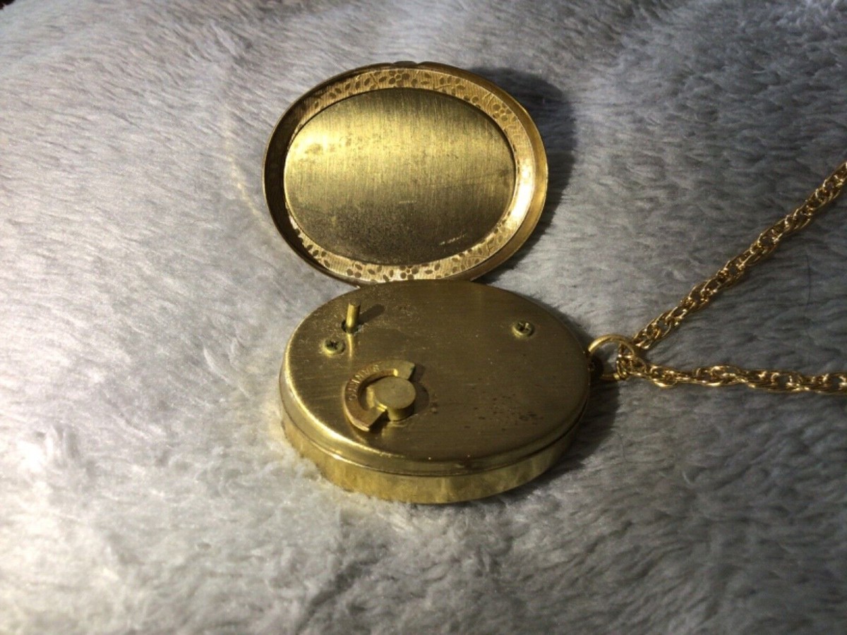 Vintage Sankyo & Wan Cameo Music Box Pendant Doctor Zhivago Vintage Sankyo & Wan Cameo Music Box Pendant Doctor Zhivago