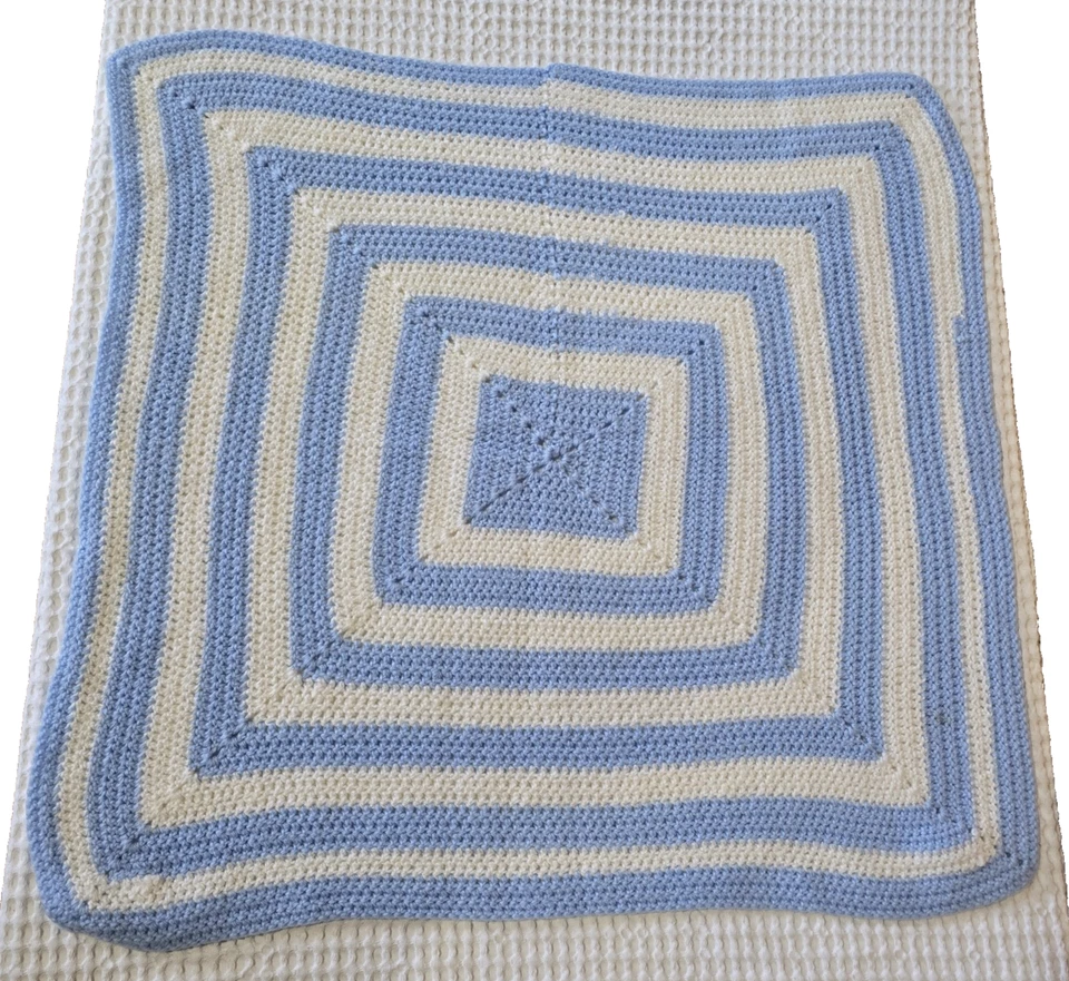 Hermosa manta afgana bebé ganchillo a mano azul claro y blanco 27 x 27" niño Foto 3 de 4