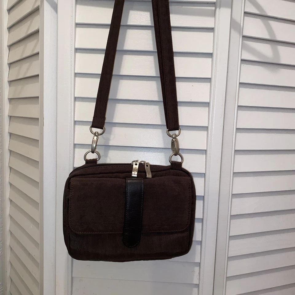 BAGGALLINI “Bolso Bandolera” 8x5,5” Marrón con Acentos de Cuero, Bolsillos, Estuche de Identificación Usado en Excelente Condición Foto 4 de 4