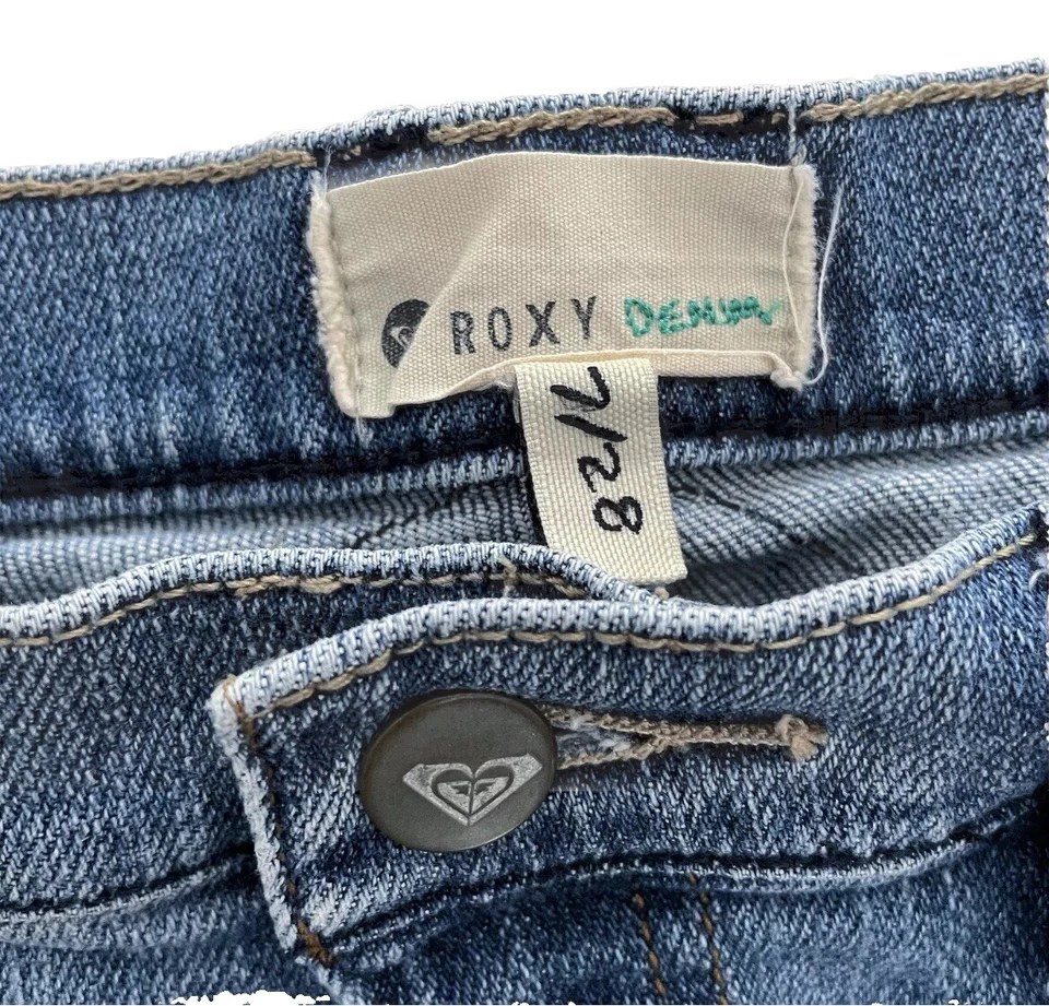 Pantalones cortos de mezclilla ROXY con puños enrollados para mujer 7/28 Foto 2 de 4