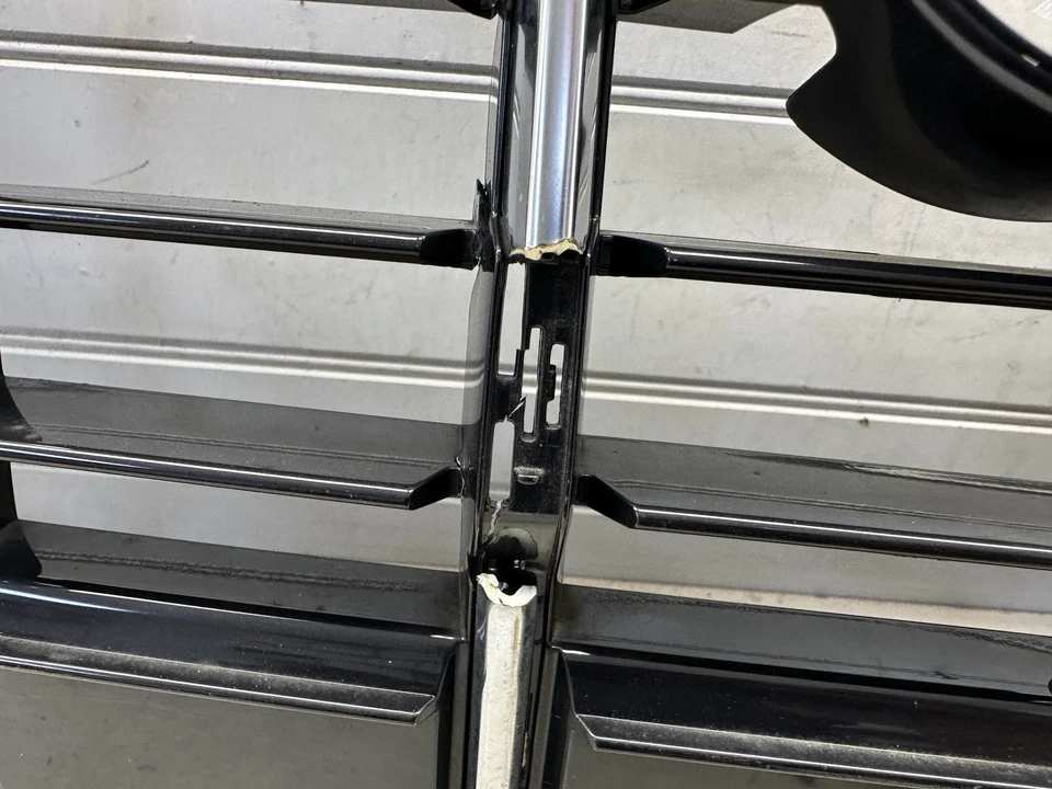 Parrilla delantera original Audi Q3 MK2 83A 853 651. 2019-2024 dañado ver fotos Foto 4 de 4