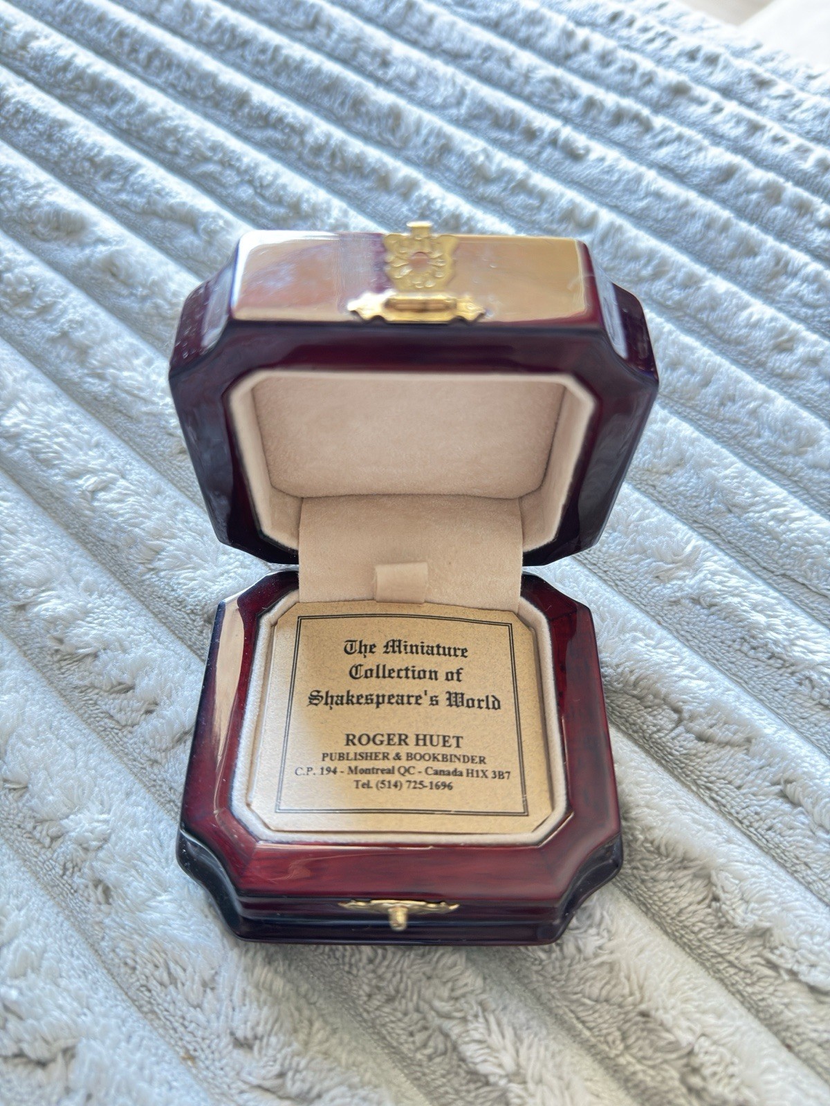 Miniature book "Theatres in Shakespeare's Time", published by Roger Huet.