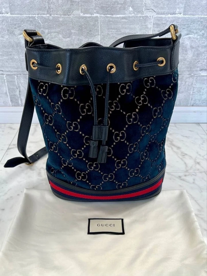 Bolso cubo de terciopelo Gucci GG con caja de regalo, modelo 1001b. Foto 2 de 4