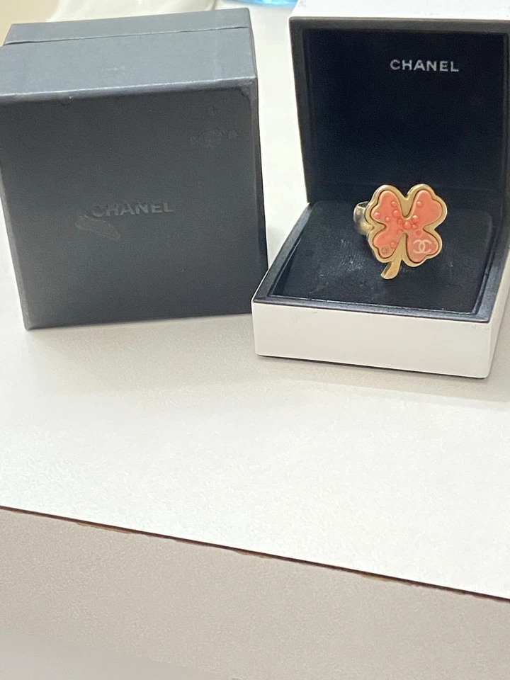 Anillo CHANEL Chapado en Oro y Coral Rosa Trébol Cuentas Logo CC Talla EE. UU. 6.5 Usado Foto 2 de 4