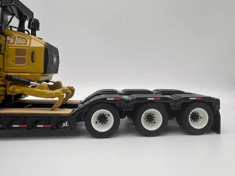 International HX520 Tandem Tractor XL120 Trailer & CAT 963K Dozer 1:50 DM 85599 - Image 4 of 4