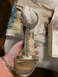 badgley mischka t strap heel